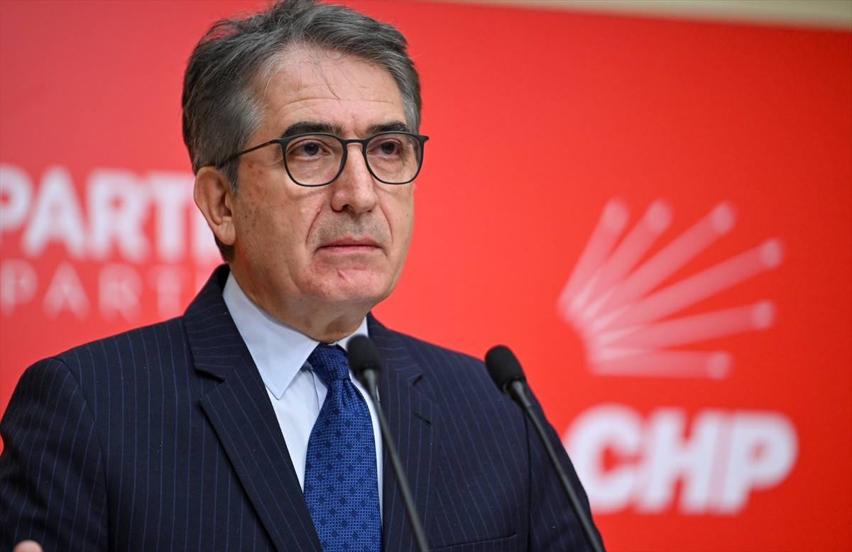 CHP Genel Başkan Yardımcısı Yalçın Karatepe, partisinin genel merkezinde basın toplantısı...