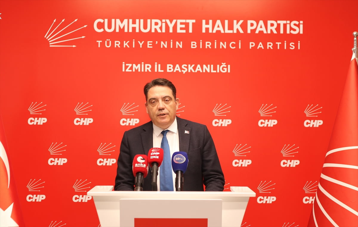 CHP Genel Başkan Yardımcısı Yankı Bağcıoğlu, İzmir'de basın toplantısı düzenledi.