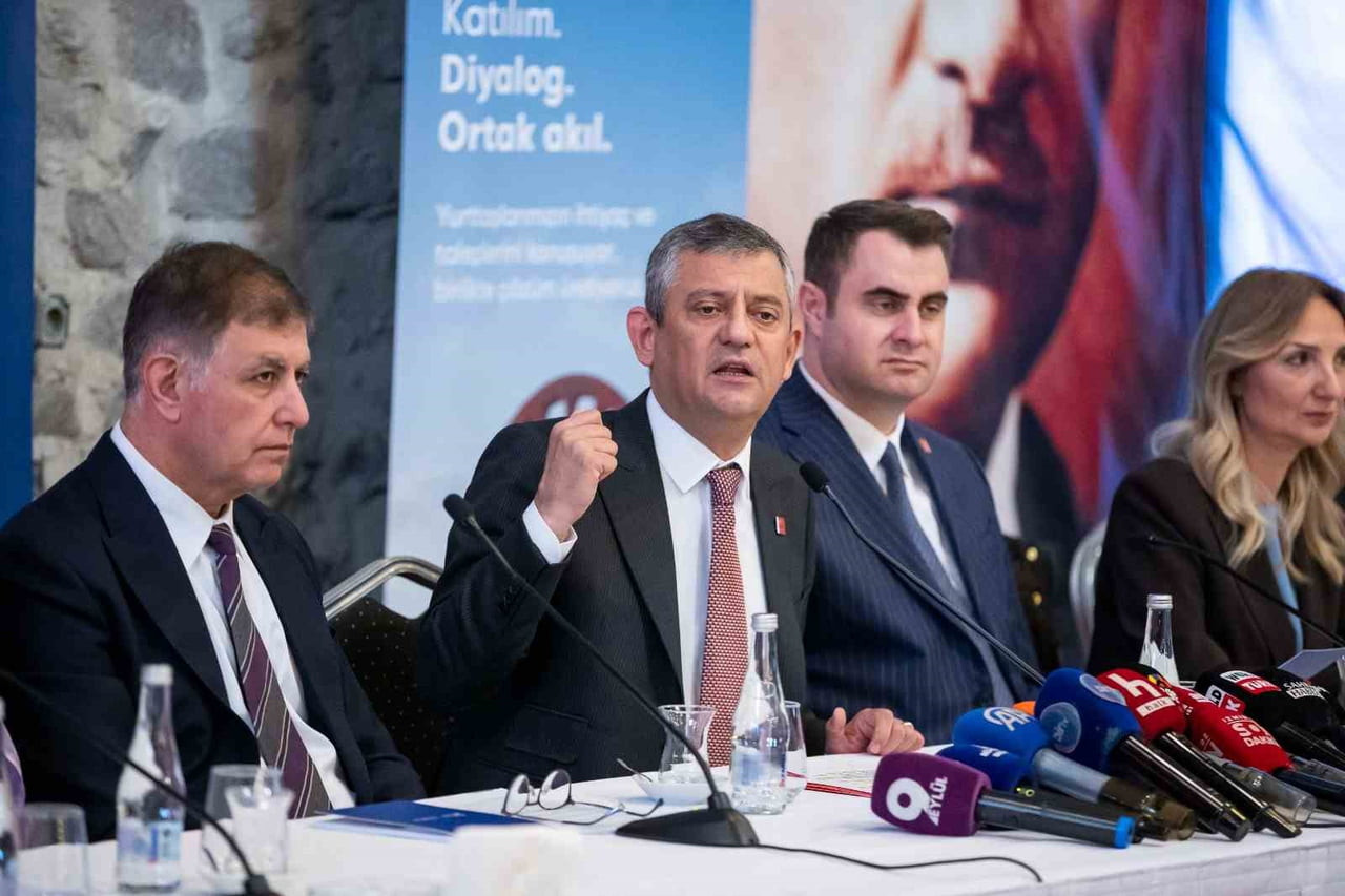 CHP GENEL BAŞKANI ÖZGÜR ÖZEL, 'ROMANLAR BULUŞMASI'NDA KONUŞTU