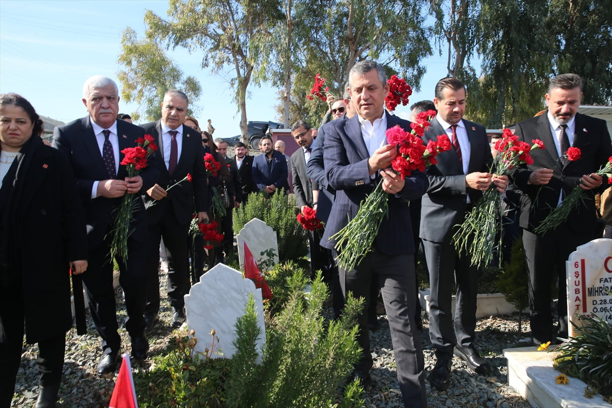 CHP Genel Başkanı Özgür Özel, 6 Şubat 2023'teki depremlerde hayatını kaybedenlerin defnedildiği...