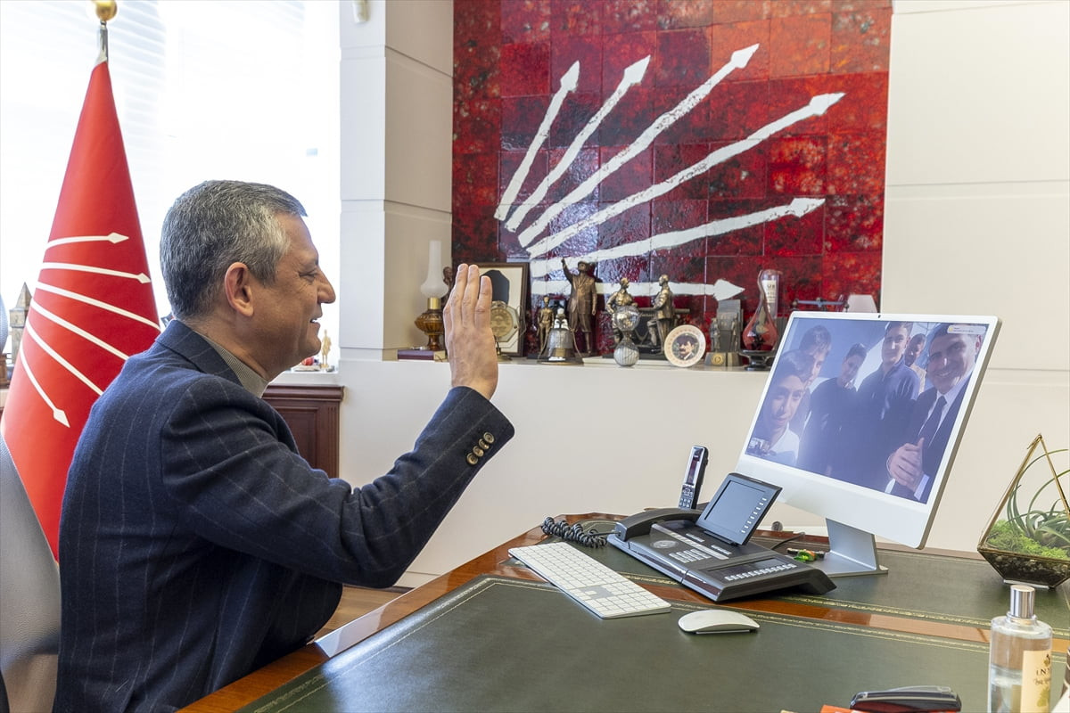 CHP Genel Başkanı Özgür Özel, Adana'nın Seyhan ilçesi Büyüksaat Ortaokulu'nda fırtına nedeniyle...