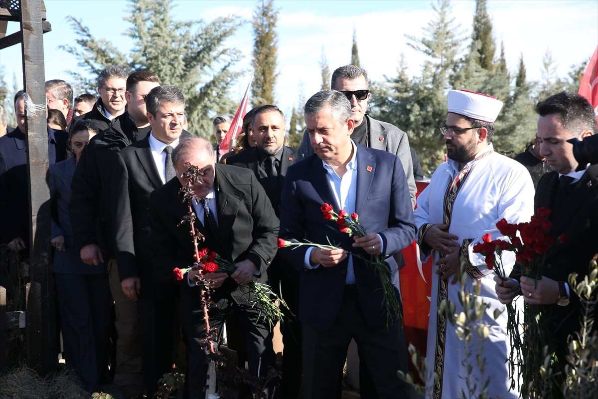 CHP Genel Başkanı Özgür Özel, Adıyaman’da 6 Şubat 2023'teki depremlerde hayatını kaybedenlerin...