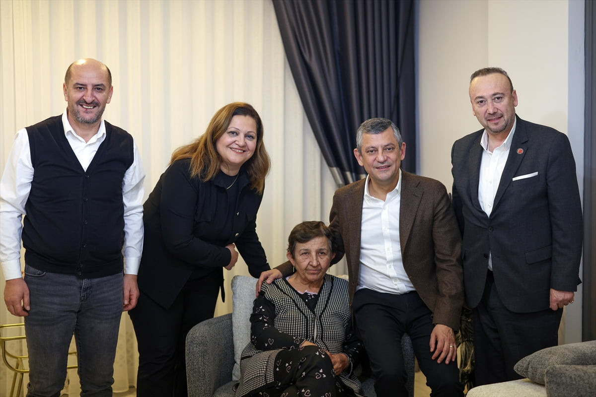 CHP Genel Başkanı Özgür Özel, Afyonkarahisar Belediye Başkanı Burcu Köksal'ın annesi Meral...