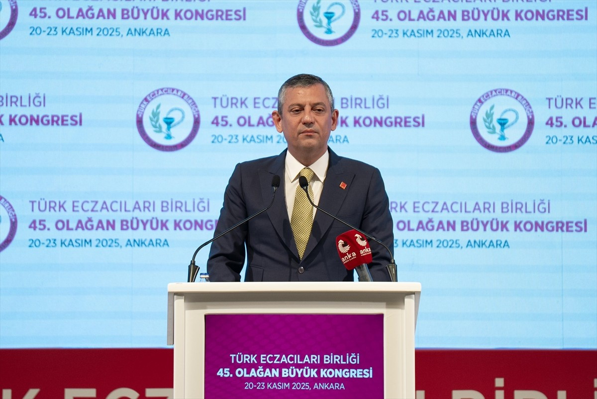 CHP Genel Başkanı Özgür Özel, Ankara'da bir otelde düzenlenen Türk Eczacıları Birliği (TEB) 45....