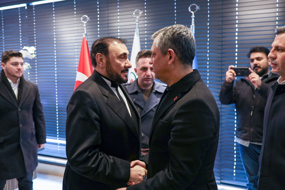 CHP Genel Başkanı Özgür Özel, annesi Hacı Susen Özgündüz’ü kaybeden Türkiye Caferileri lideri...