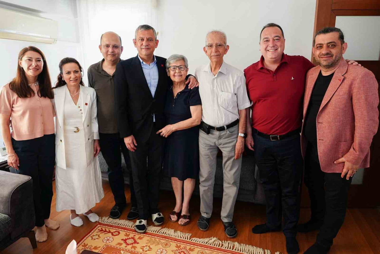 CHP GENEL BAŞKANI ÖZGÜR ÖZEL ANNESİ ŞÜKRAN ÖZEL'İ DE ZİYARET EDEREK ANNELER GÜNÜNÜ...