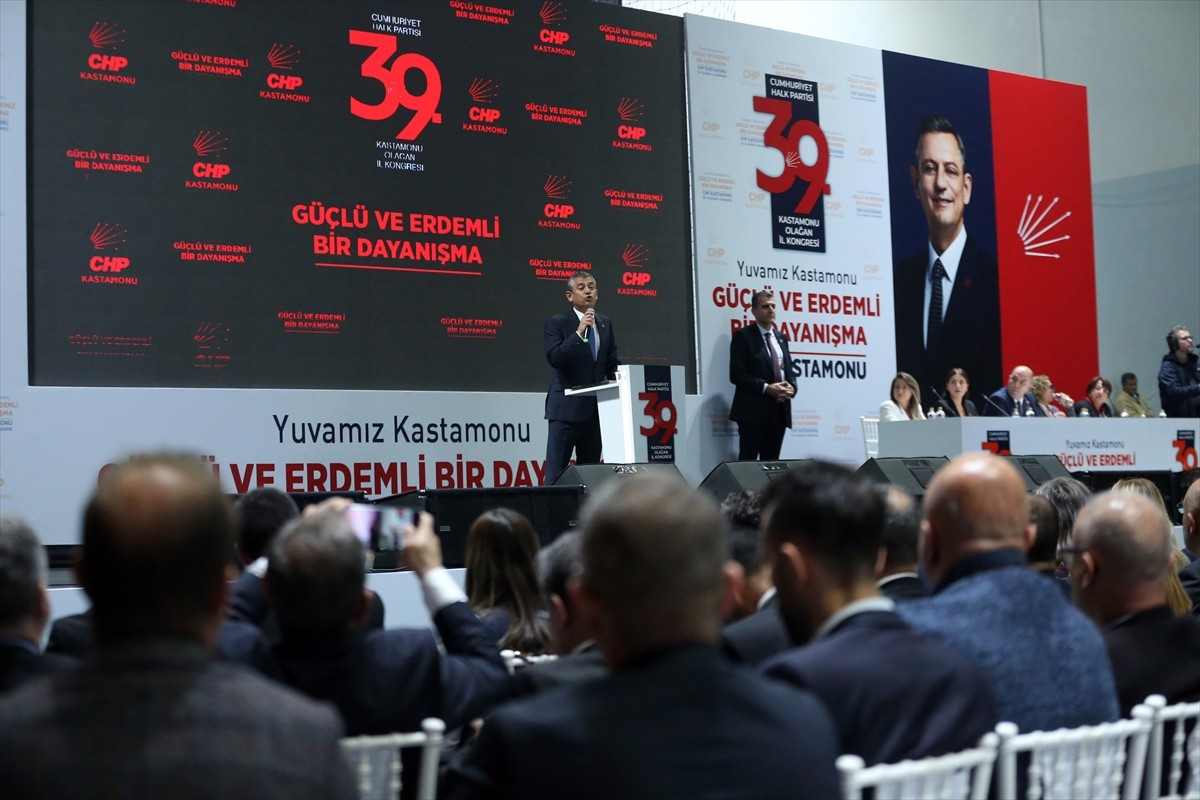 CHP Genel Başkanı Özgür Özel, Atatürk Spor Salonu'nda gerçekleştirilen partisinin 39. Olağan...