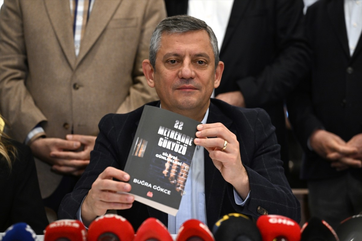 CHP Genel Başkanı Özgür Özel, beraberindeki partililerle, İstanbul Büyükşehir Belediyesine (İBB)...