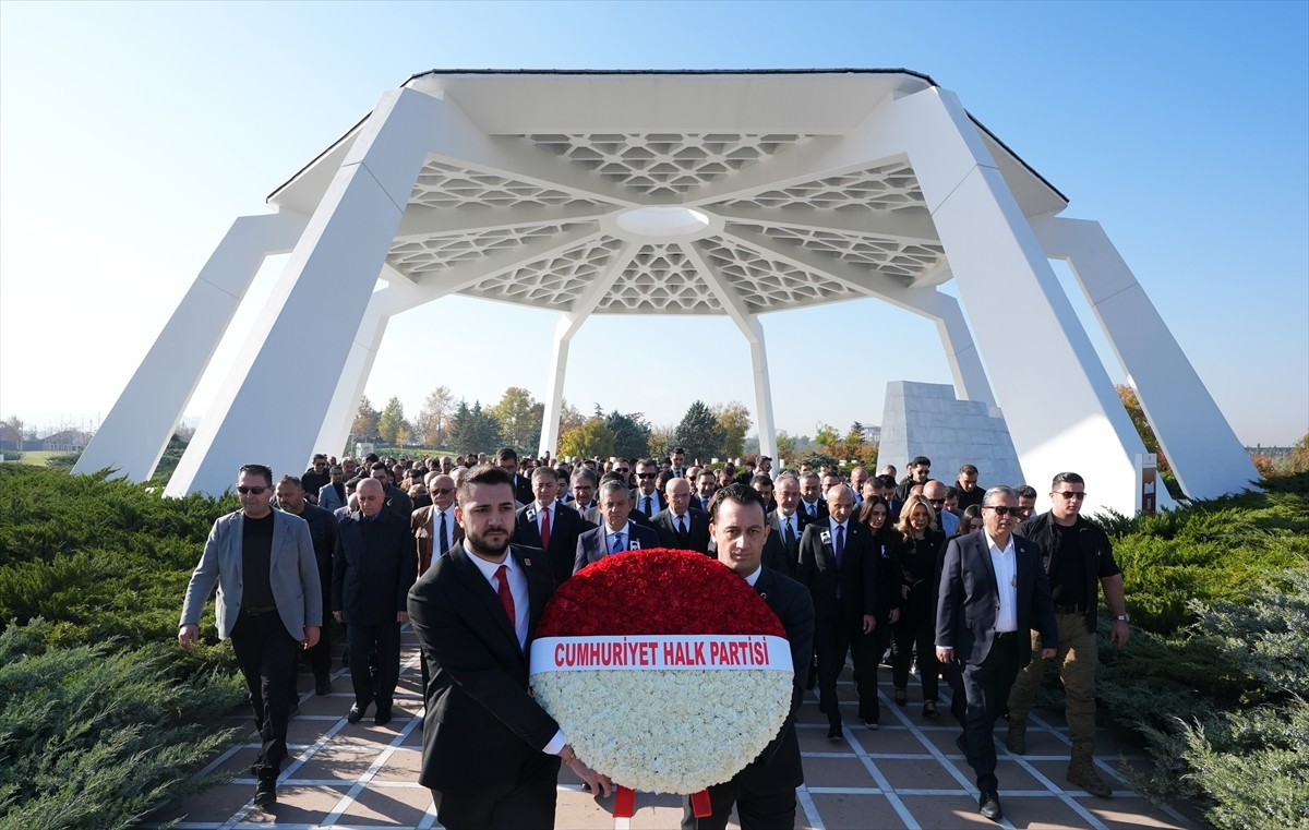 CHP Genel Başkanı Özgür Özel, beraberindeki partililerle, vefatının 19. yılında merhum Başbakan...