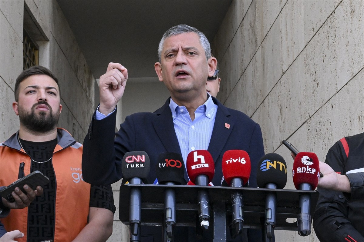 CHP Genel Başkanı Özgür Özel, Bilkent'teki Doğramacızade Ali Paşa Camisi'nde cuma namazının...