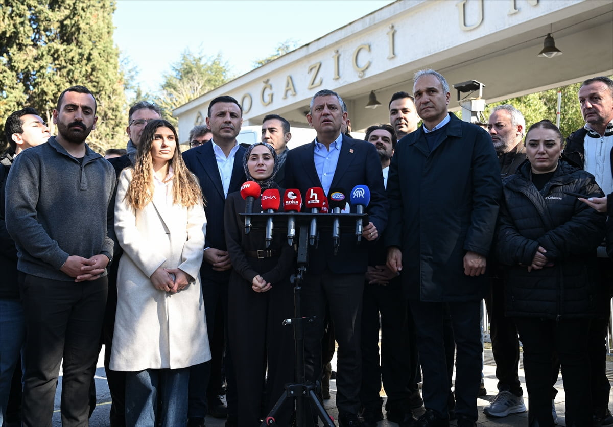 CHP Genel Başkanı Özgür Özel, Boğaziçi Üniversitesi'nde akademisyenlerin eylemine destek...