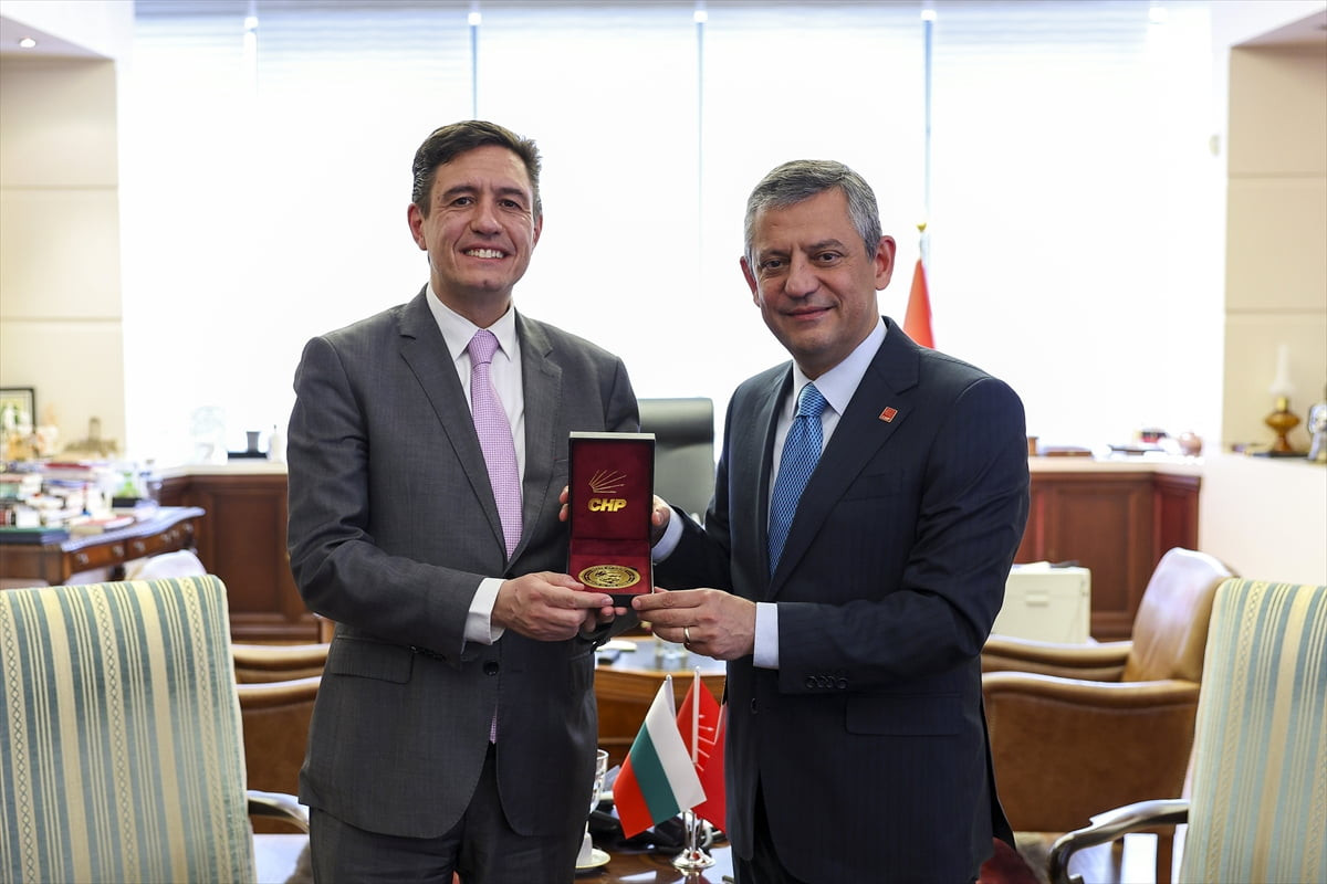 CHP Genel Başkanı Özgür Özel, Bulgaristan'ın Ankara Büyükelçisi Angel Cholakov'u kabul...
