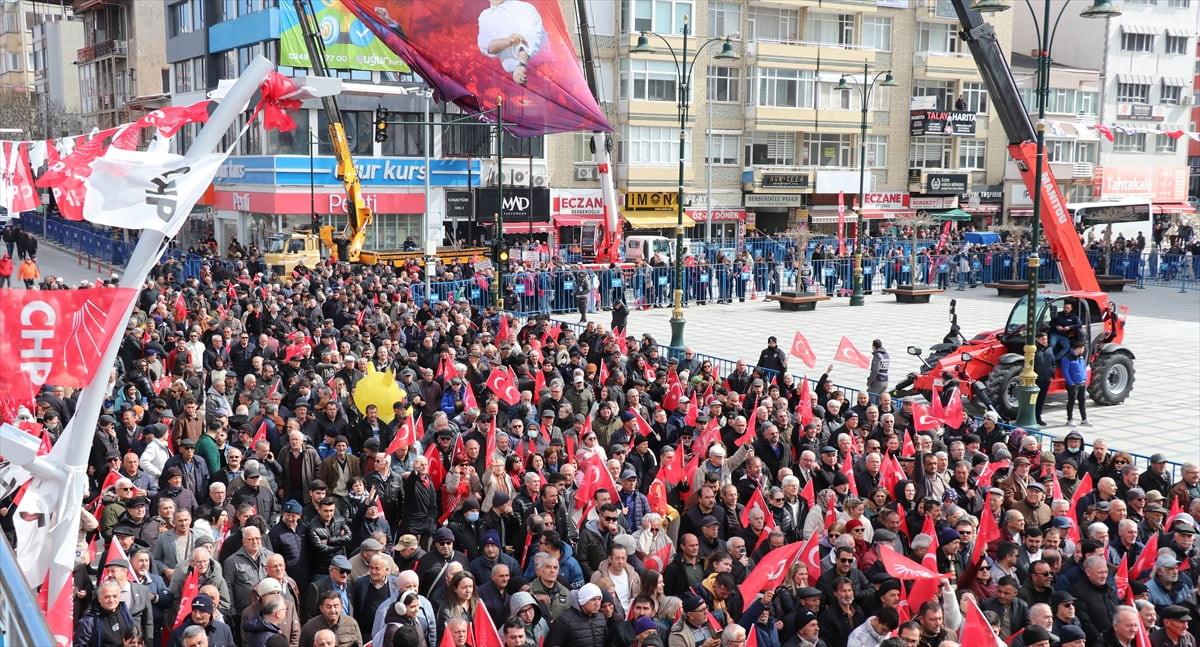 CHP Genel Başkanı Özgür Özel, Burdur Cumhuriyet Meydanı’nda "Millet İradesine Sahip Çıkıyor"...