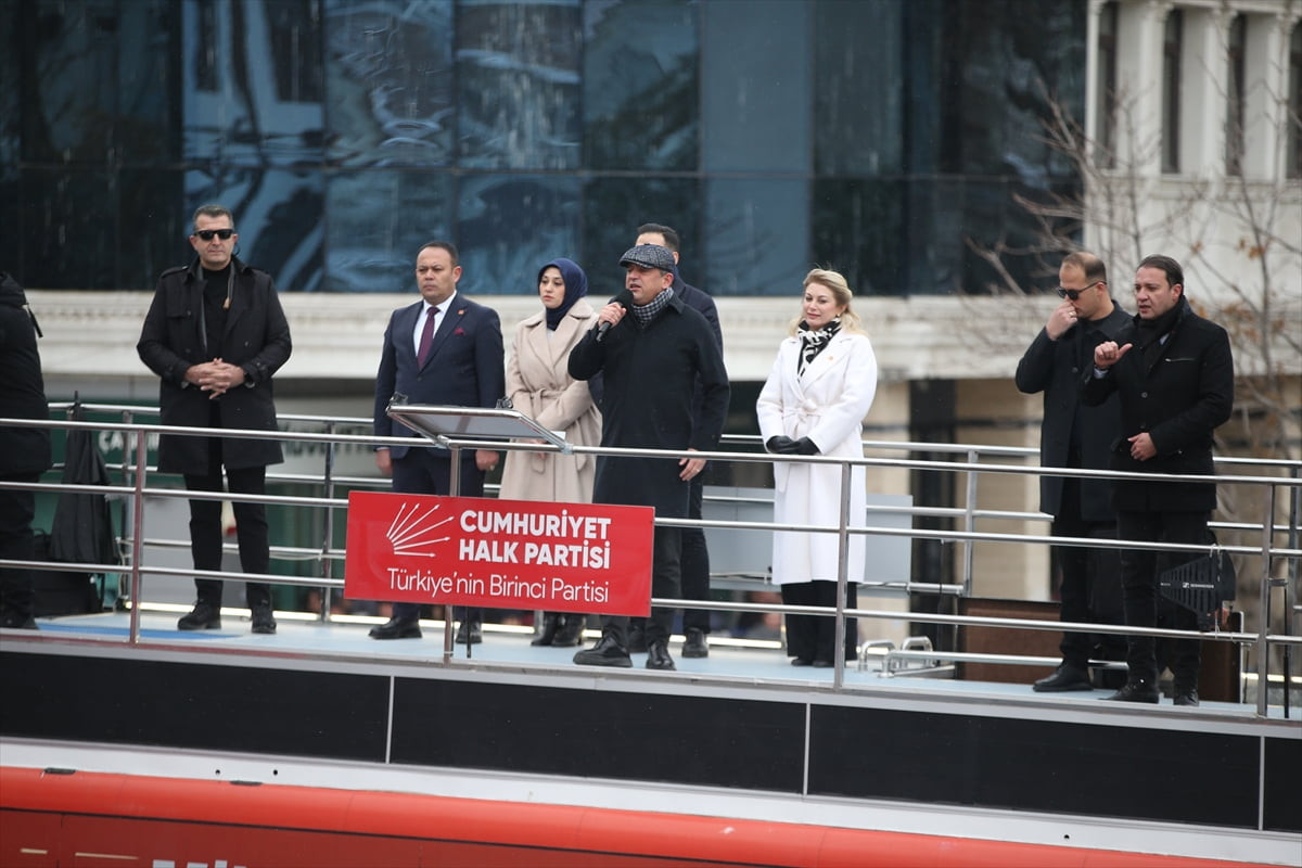 CHP Genel Başkanı Özgür Özel, Çankırı Belediye Meydanı'nda partisince düzenlenen "Millet İradesine...