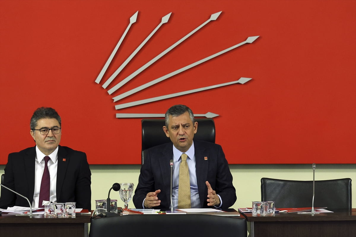 CHP Genel Başkanı Özgür Özel, CHP Genel Merkezi’nde düzenlenen İl Başkanları Toplantısı'na...