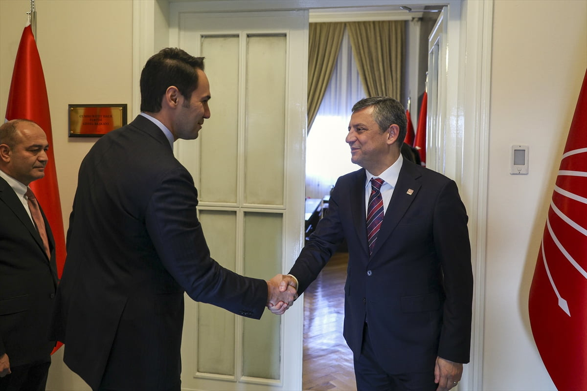 CHP Genel Başkanı Özgür Özel, Doğru Yol Partisi (DYP) Genel Başkanı Cenk Küpeli ile Meclis'teki...