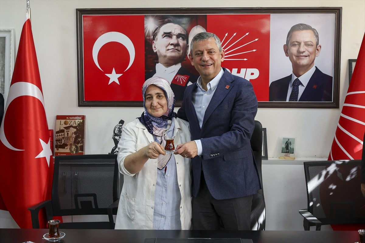 CHP Genel Başkanı Özgür Özel, Gaziantep'te partisinin İl Başkanlığına ziyarette bulundu.
