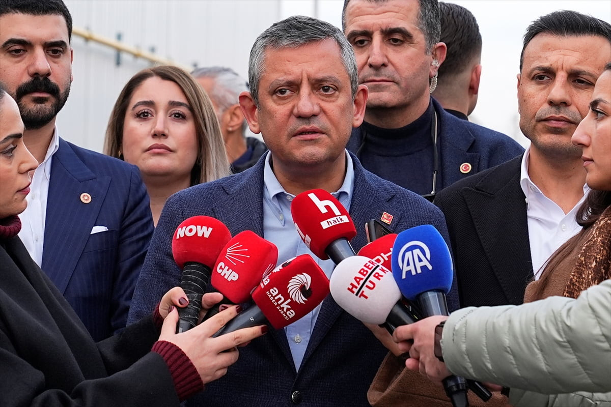 CHP Genel Başkanı Özgür Özel, Gezi Parkı davası hükümlüsü Tayfun Kahraman'ı tedavi gördüğü...