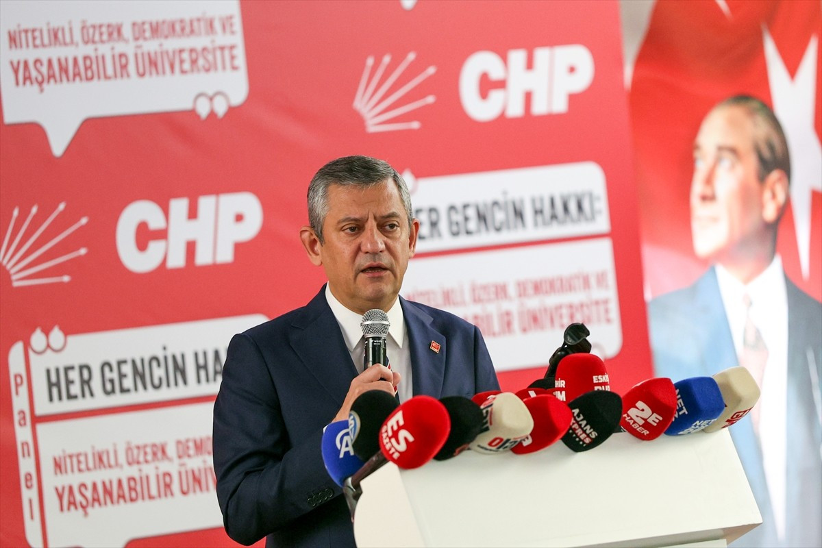 CHP Genel Başkanı Özgür Özel, Haller Gençlik Merkezi'nde düzenlenen "Her Gencin Hakkı: Nitelikli...
