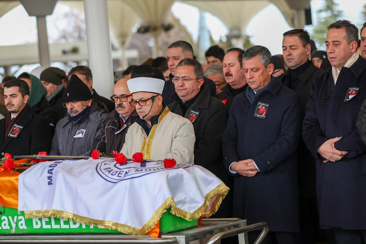 CHP Genel Başkanı Özgür Özel, hayatını kaybeden eski Maden Mühendisleri Odası Başkanı Mehmet...
