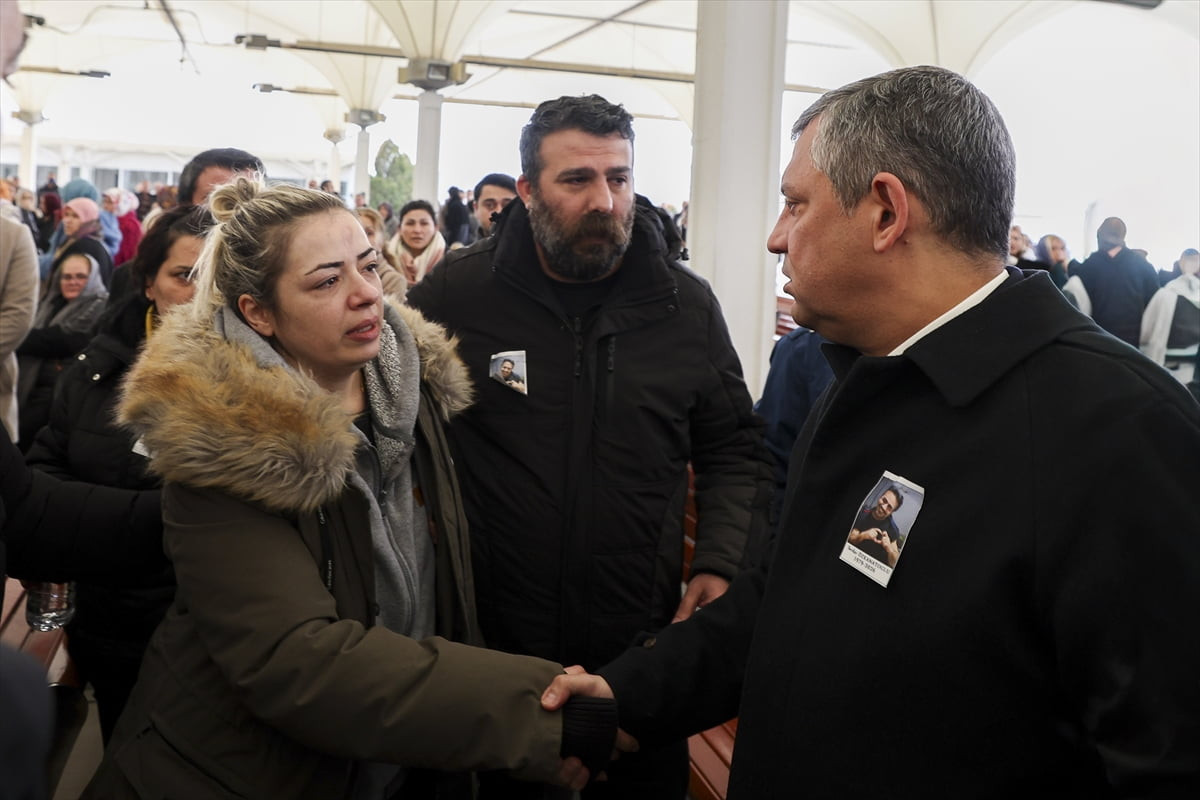 CHP Genel Başkanı Özgür Özel, hayatını kaybeden parti personeli Serdar Özkanatoğlu'nu son...