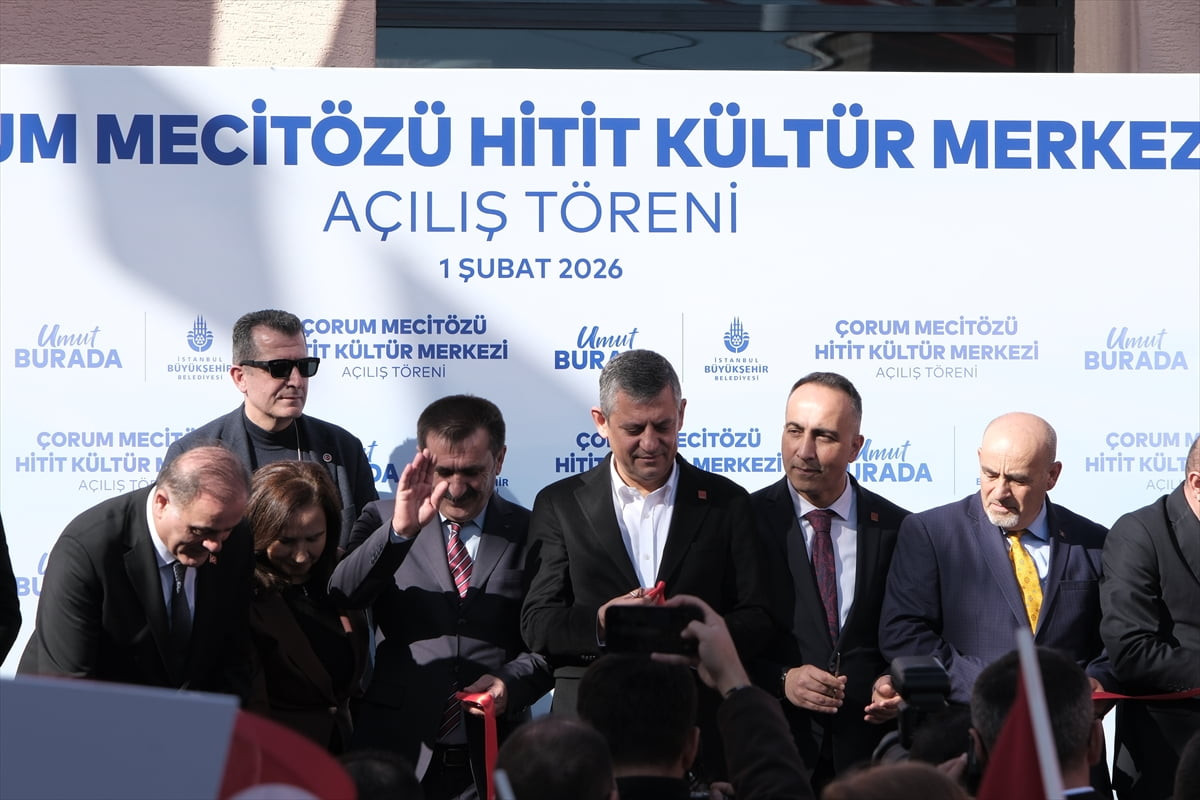 CHP Genel Başkanı Özgür Özel, İstanbul Büyükşehir Belediyesince Çorum'un Mecitözü ilçesine...