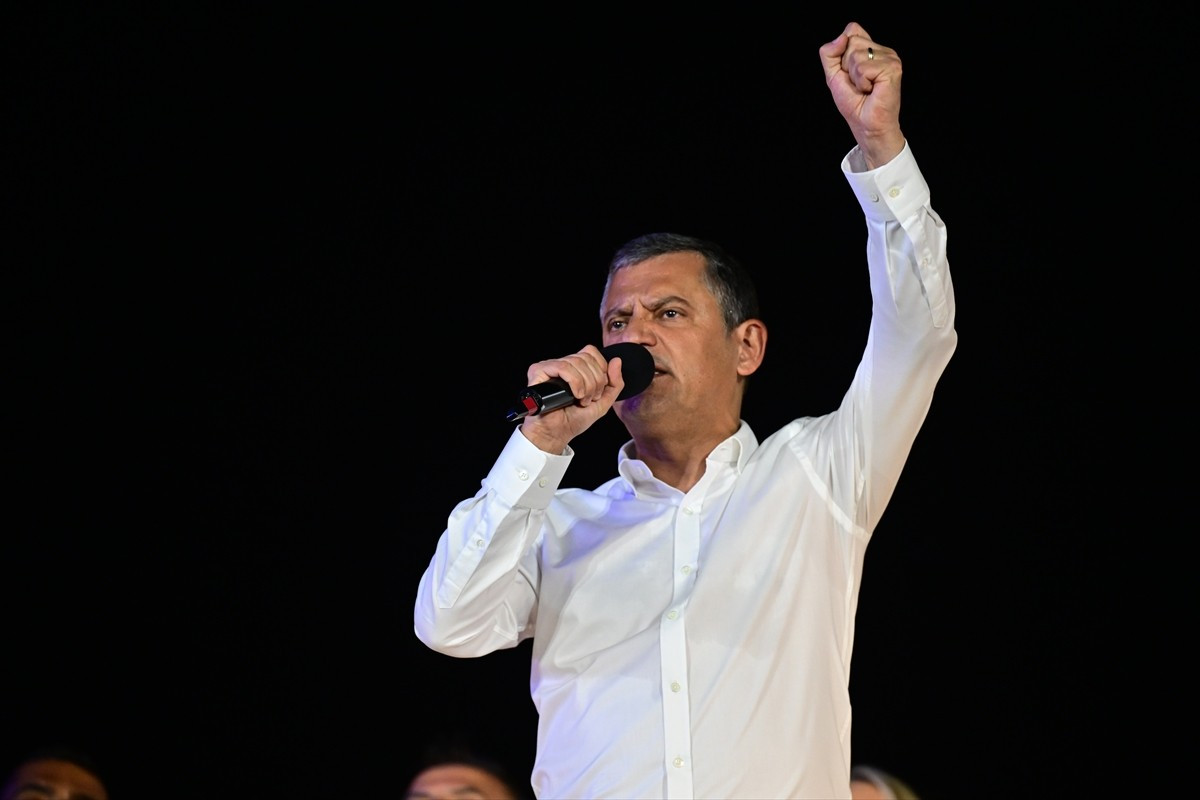 CHP Genel Başkanı Özgür Özel, İstanbul Büyükşehir Belediyesine (İBB) yönelik yolsuzluk ve terör...