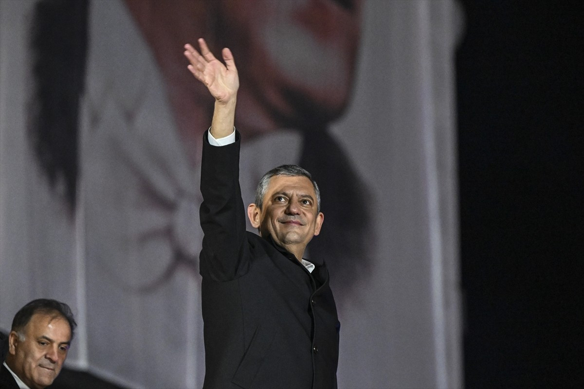 CHP Genel Başkanı Özgür Özel, İstanbul Büyükşehir Belediyesine (İBB) yönelik yolsuzluk ve terör...