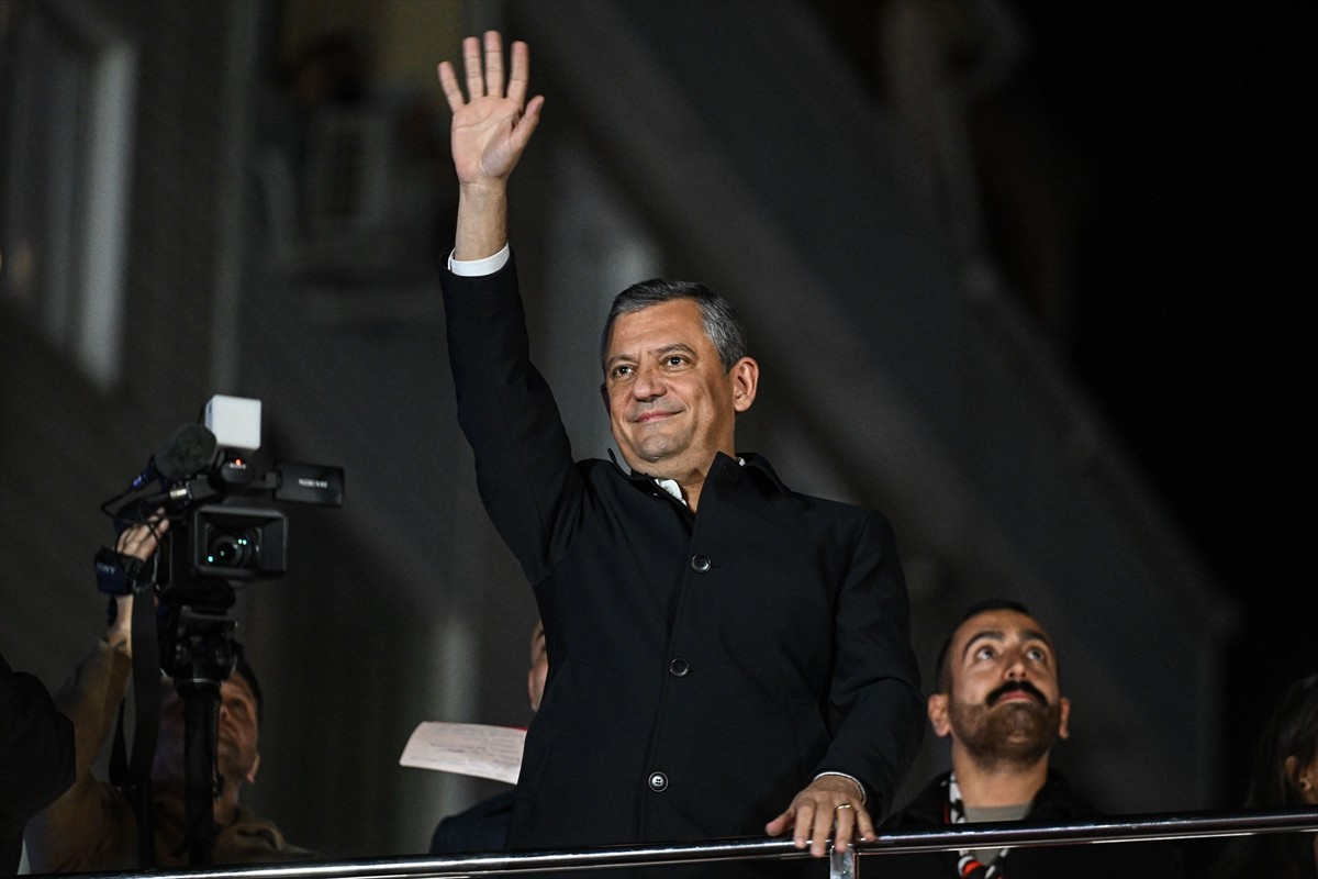 CHP Genel Başkanı Özgür Özel, İstanbul Büyükşehir Belediyesine (İBB) yönelik yolsuzluk ve terör...