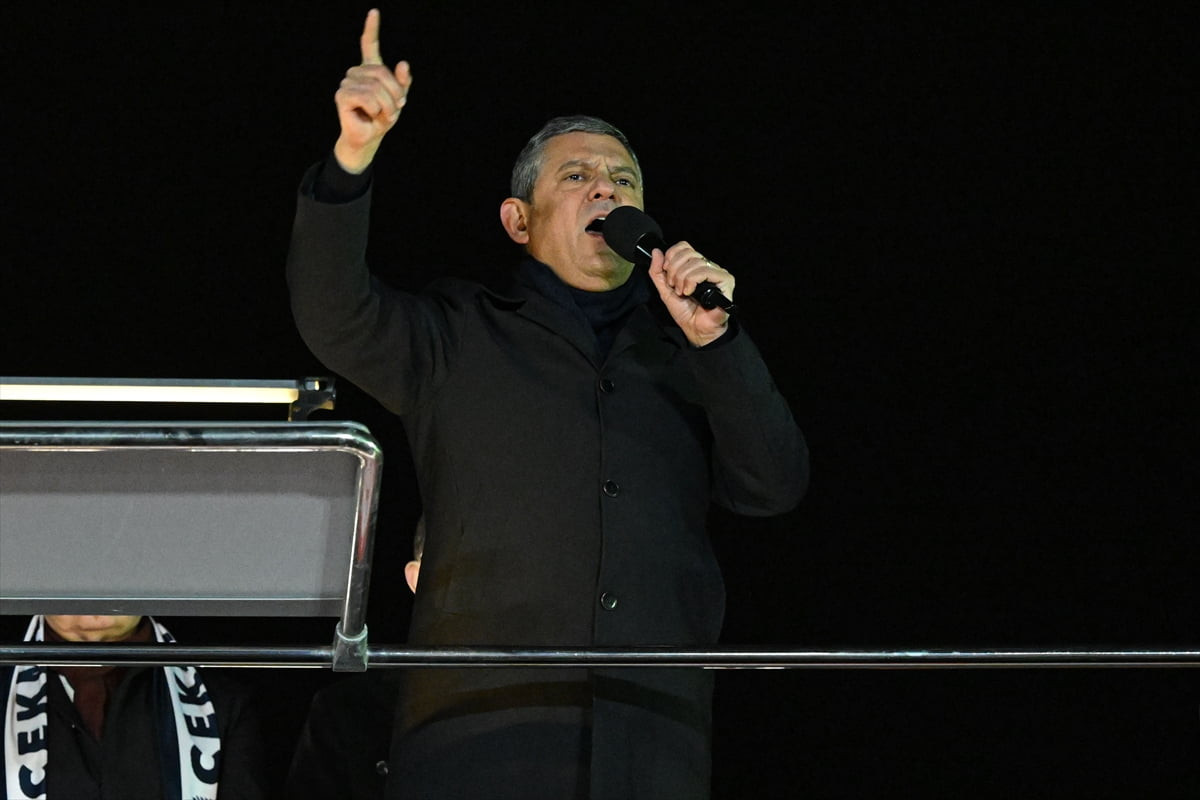 CHP Genel Başkanı Özgür Özel, İstanbul Büyükşehir Belediyesine (İBB) yönelik yolsuzluk ve terör...