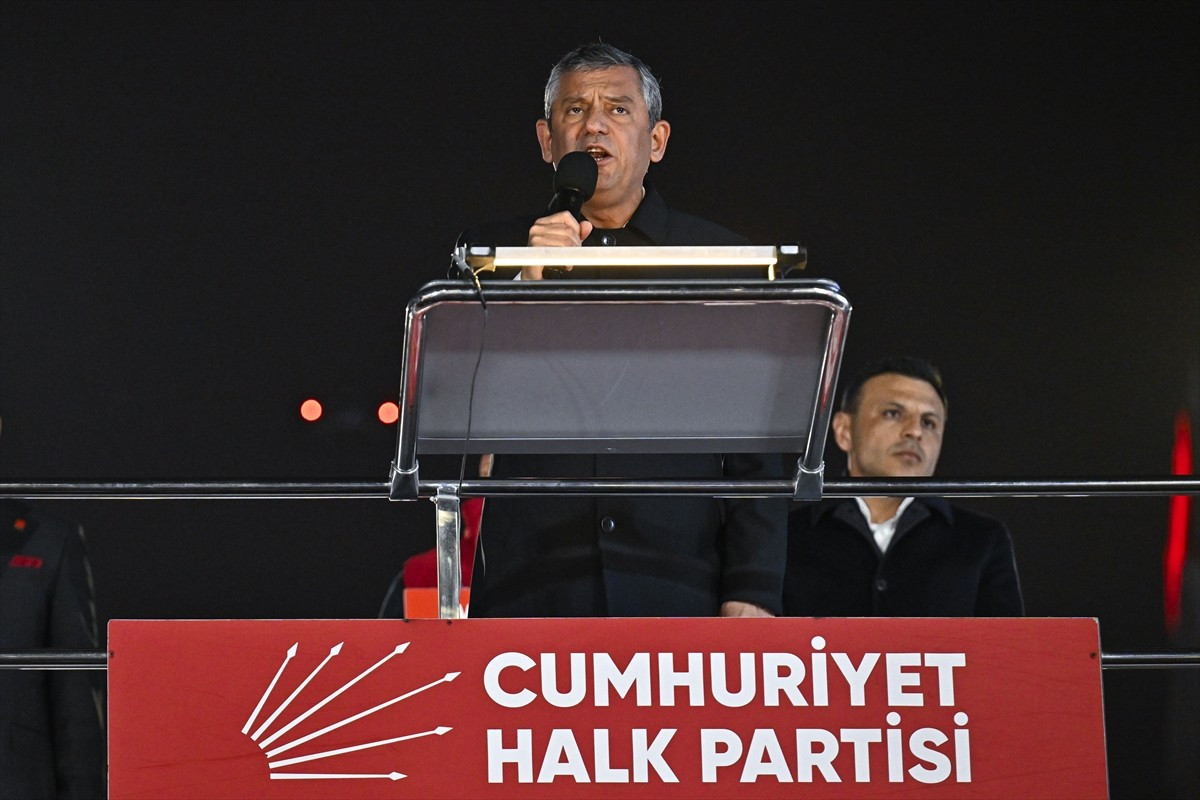 CHP Genel Başkanı Özgür Özel, İstanbul Büyükşehir Belediyesine (İBB) yönelik yolsuzluk ve terör...