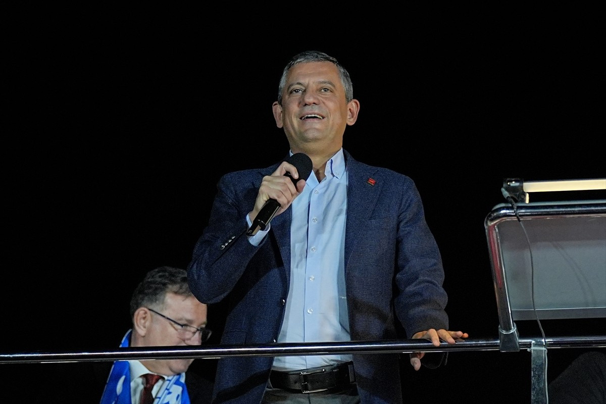 CHP Genel Başkanı Özgür Özel, İstanbul Büyükşehir Belediyesine (İBB) yönelik yolsuzluk ve terör...