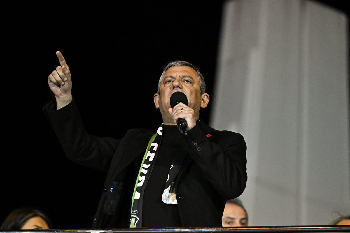 CHP Genel Başkanı Özgür Özel, İstanbul Büyükşehir Belediyesine (İBB) yönelik yolsuzluk ve terör...