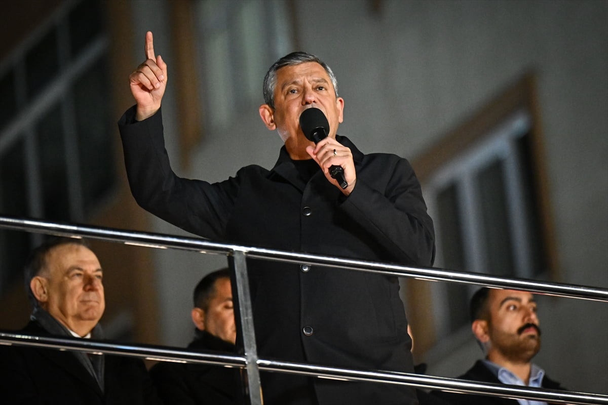 CHP Genel Başkanı Özgür Özel, İstanbul Büyükşehir Belediyesine (İBB) yönelik yolsuzluk ve terör...