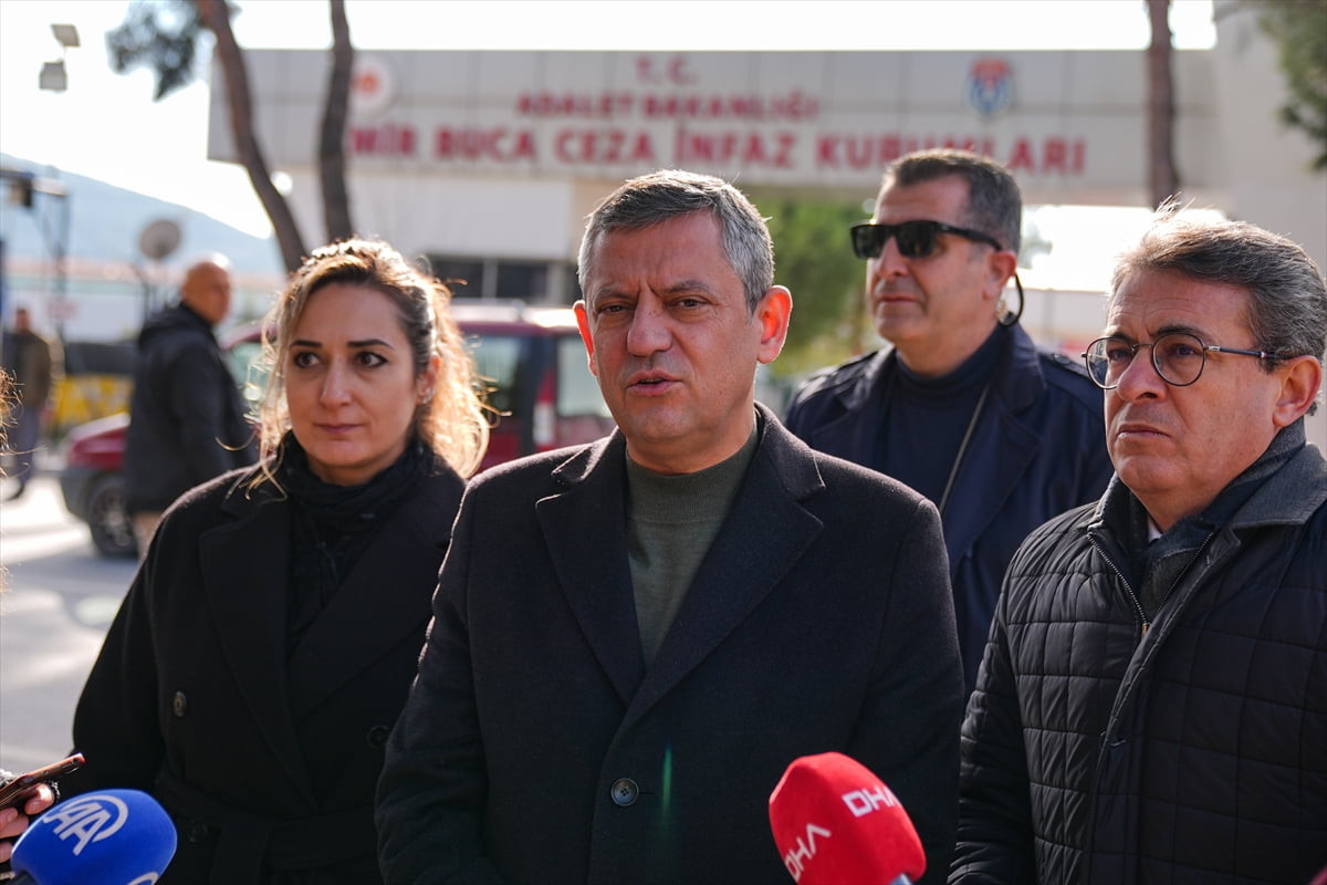 CHP Genel Başkanı Özgür Özel, İzmir Buca Ceza İnfaz Kurumu'nda tutuklu bulunan eski İzmir...