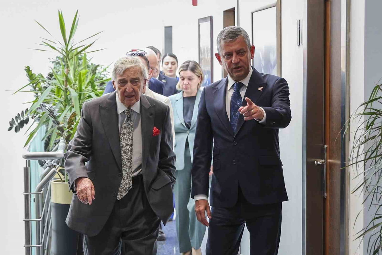 CHP GENEL BAŞKANI ÖZGÜR ÖZEL, KOÇ HOLDİNG ŞEREF BAŞKANI RAHMİ KOÇ VE YÖNETİM KURULU BAŞKAN VEKİLİ...