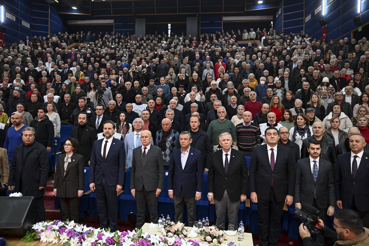 CHP Genel Başkanı Özgür Özel, Kocatepe Kültür Merkezi'nde düzenlenen "Emeklilerin Onurlu Yaşam...