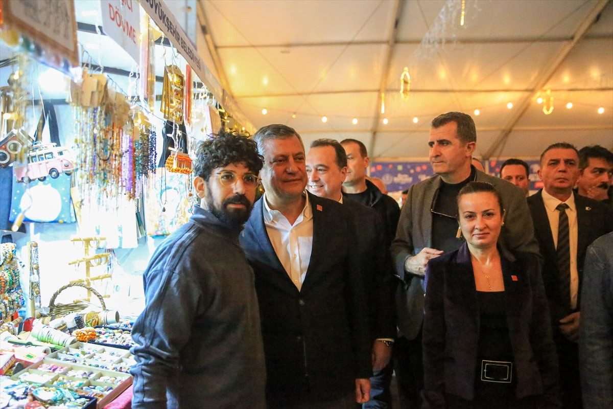 CHP Genel Başkanı Özgür Özel, Manisa Büyükşehir Belediyesince Şehzadeler ilçesinde kurulan ramazan...