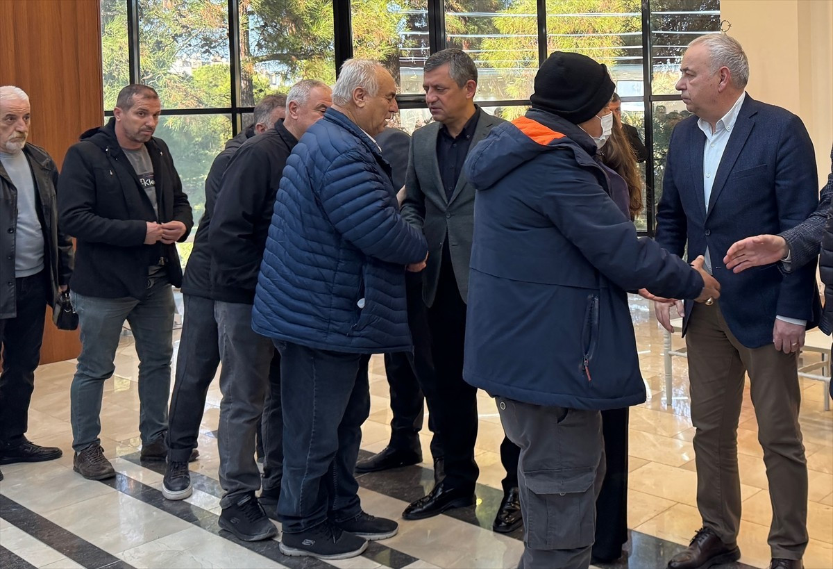 CHP Genel Başkanı Özgür Özel, Manisa'da kanser nedeniyle yaşamını yitiren Şehzadeler Belediye...