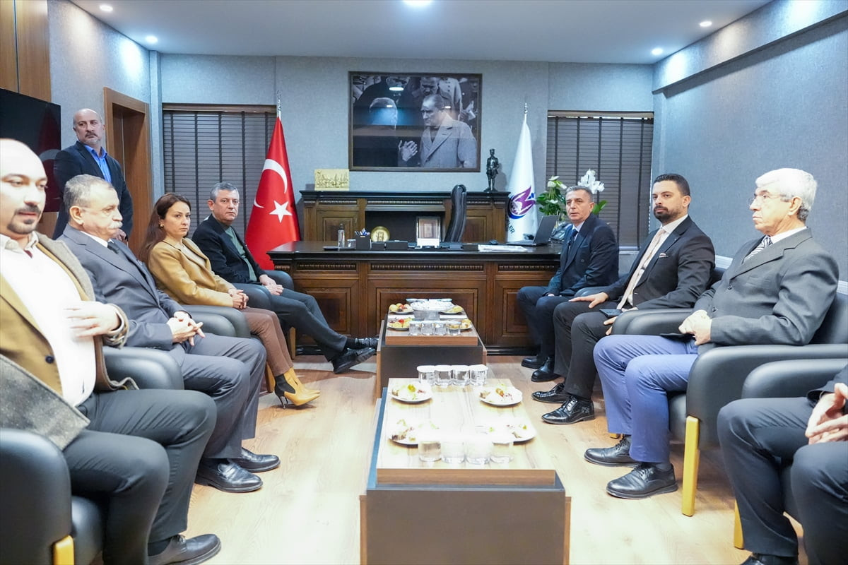 CHP Genel Başkanı Özgür Özel, Manisa'da Şehzadeler Belediyesini ziyaret etti. Partiden yapılan...