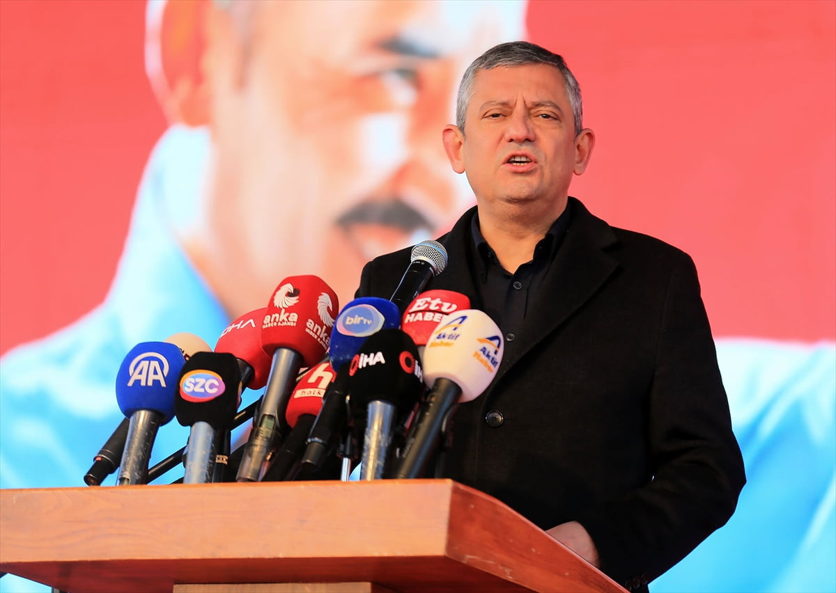 CHP Genel Başkanı Özgür Özel, Manisa'nın Saruhanlı ilçesinde Muharrem Ekici Gençlik Merkezi önünde...