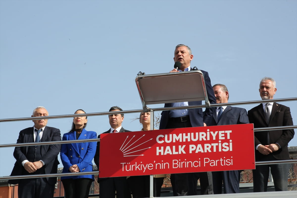 CHP Genel Başkanı Özgür Özel, Muğla'nın Milas ilçesindeki Atapark Meydanı'nda partisince...