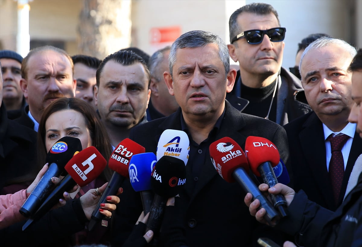 CHP Genel Başkanı Özgür Özel (oırtada), Manisa'nın Saruhanlı ilçesindeki Çarşı Camisi'nde kıldığı...