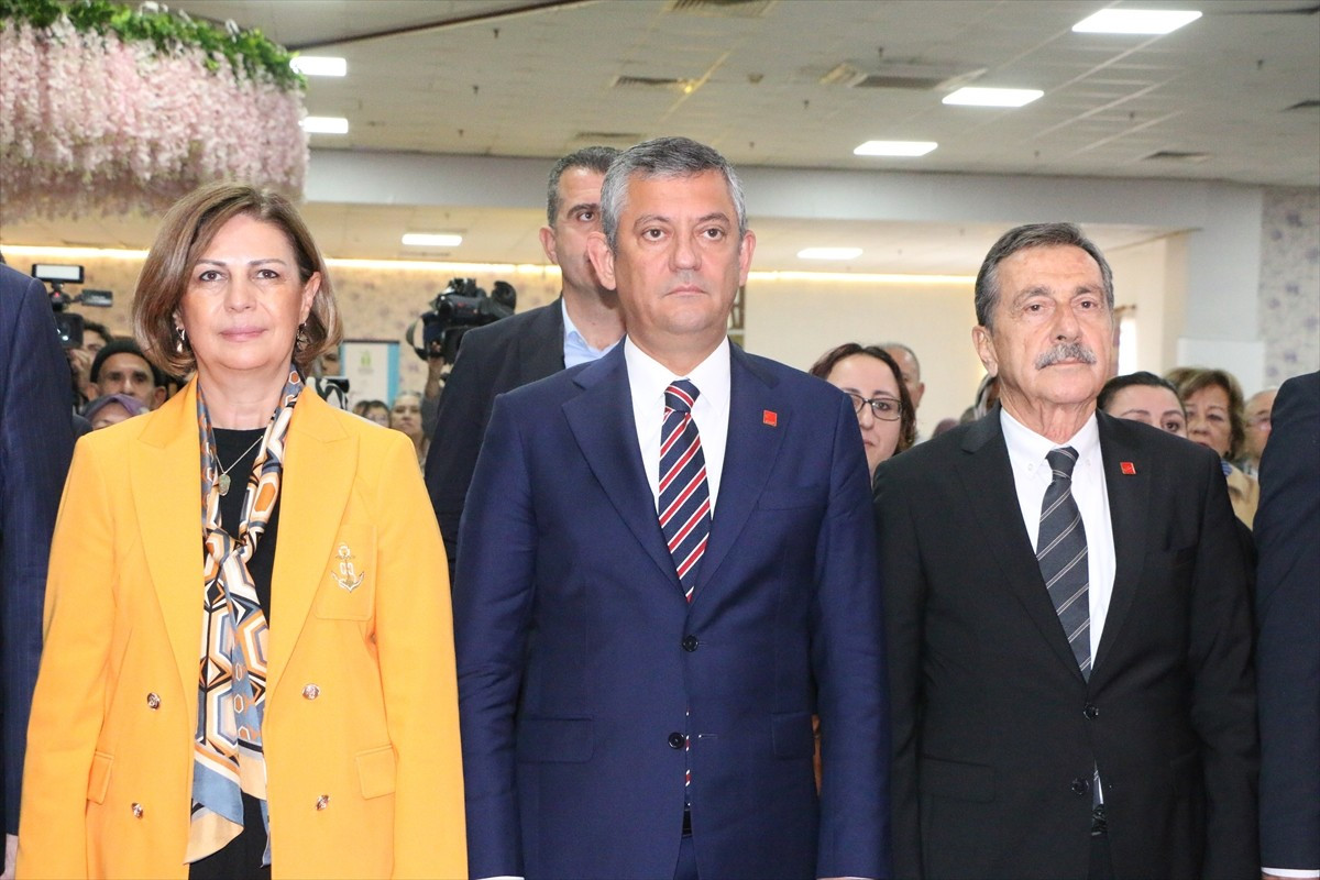 CHP Genel Başkanı Özgür Özel (ortada), Eskişehir'de Ferdi Zeyrek Yaşam Merkezi'nin açılışını...