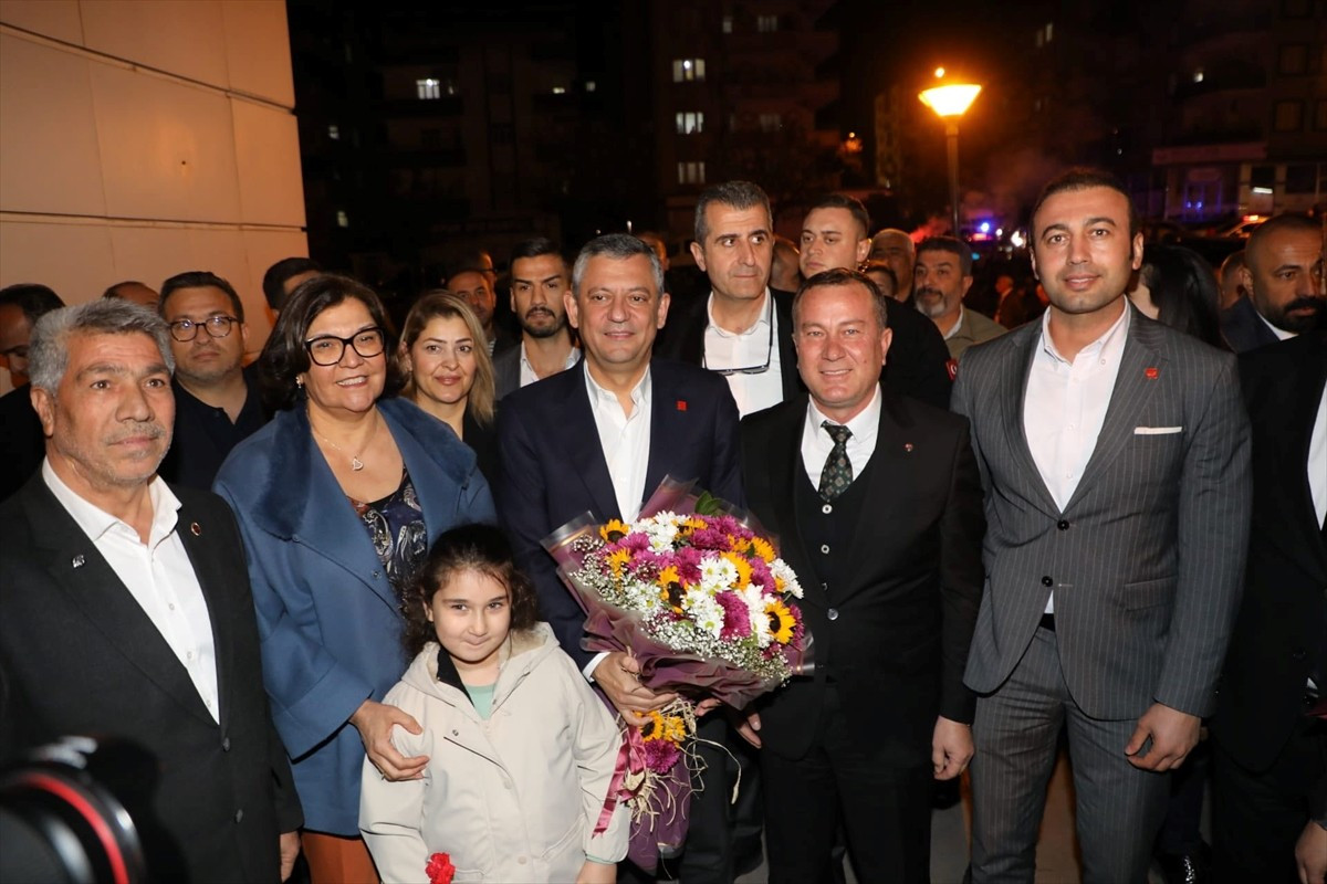 CHP Genel Başkanı Özgür Özel (ortada), Gaziantep'te Nizip Belediyesini ziyaret etti, Belediye...