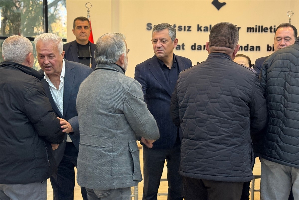 CHP Genel Başkanı Özgür Özel (ortada), Manisa'da kanser nedeniyle yaşamını yitiren Şehzadeler...