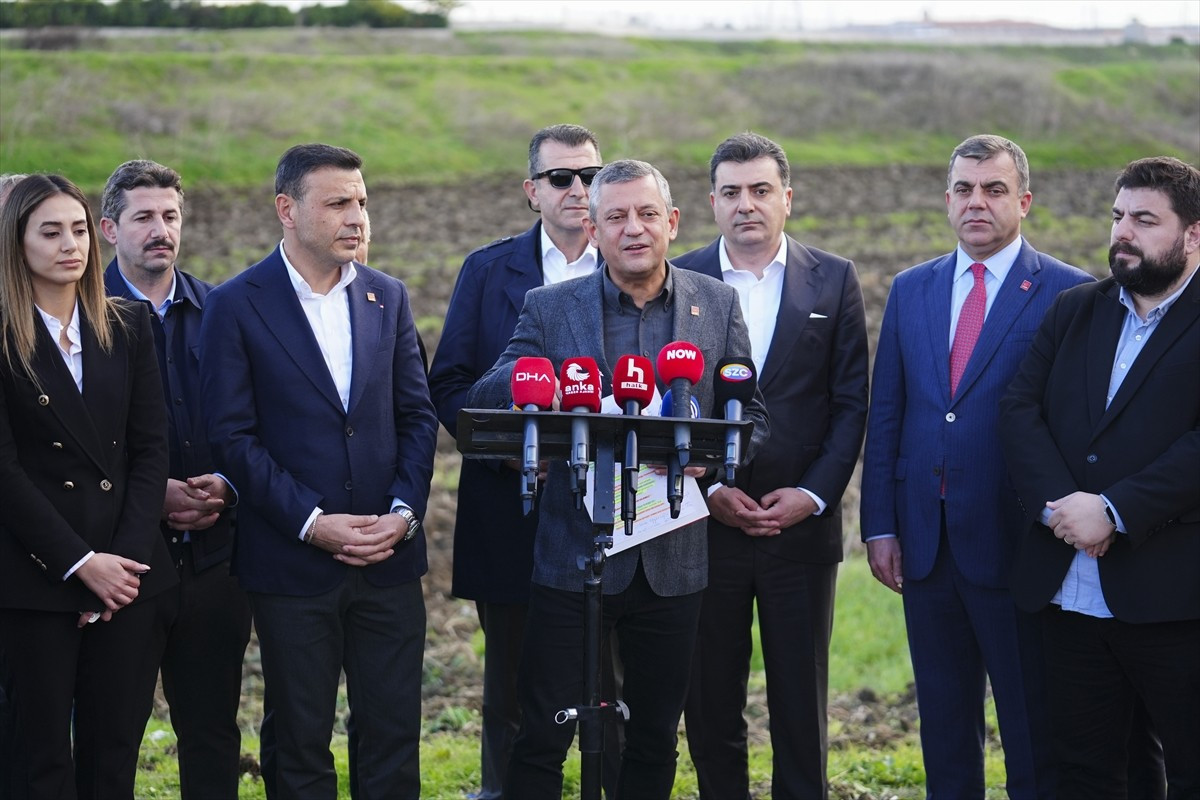 CHP Genel Başkanı Özgür Özel (ortada), Marmara Kapalı Ceza İnfaz Kurumu önünde basın mensuplarına...