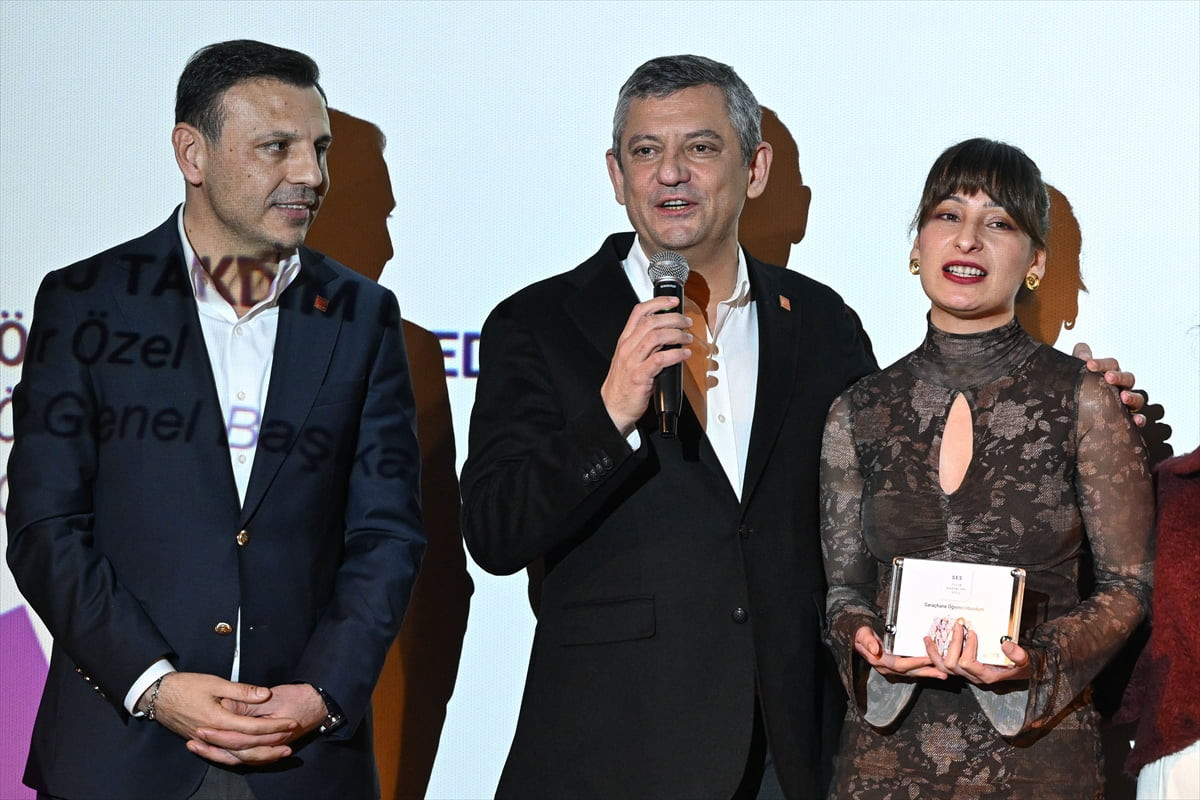 CHP Genel Başkanı Özgür Özel (ortada), SES Eşitlik ve Dayanışma Derneğinin bu yıl 5'incisini...