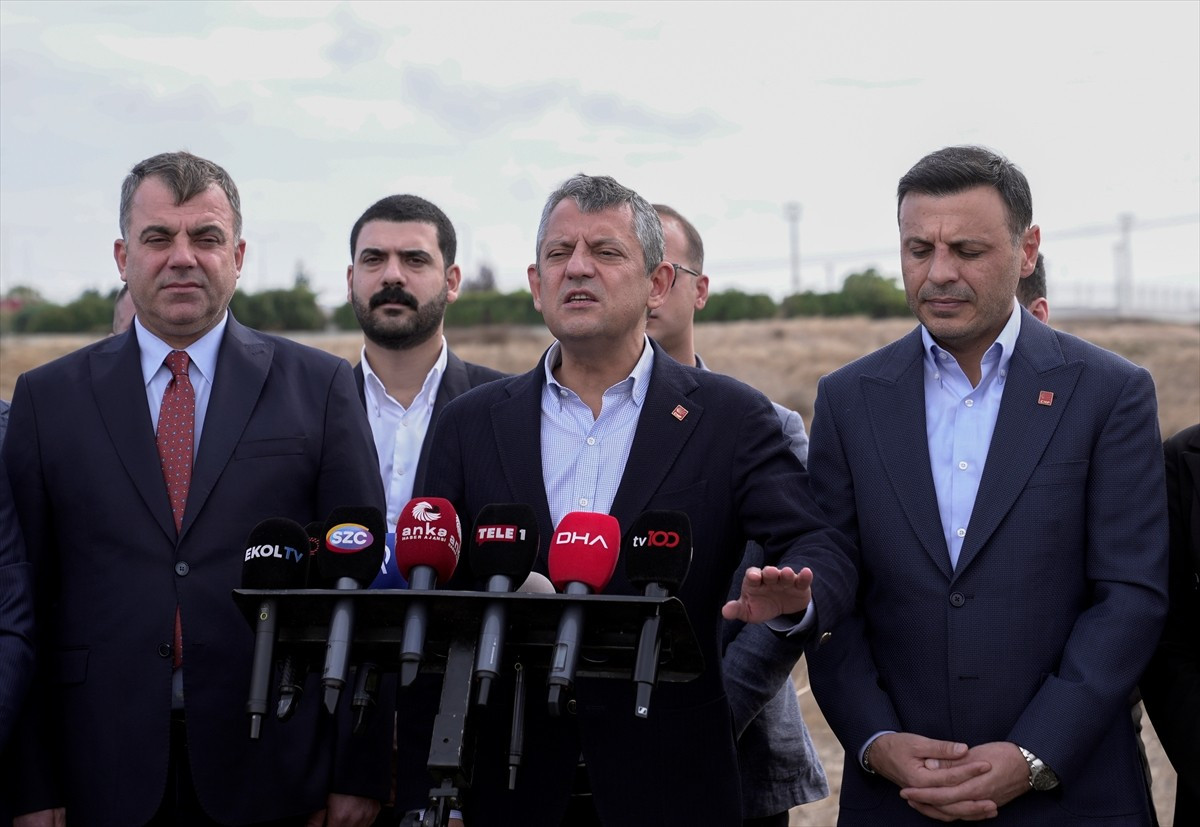 CHP Genel Başkanı Özgür Özel (ortada), yolsuzluk soruşturması kapsamında tutuklanarak İstanbul...