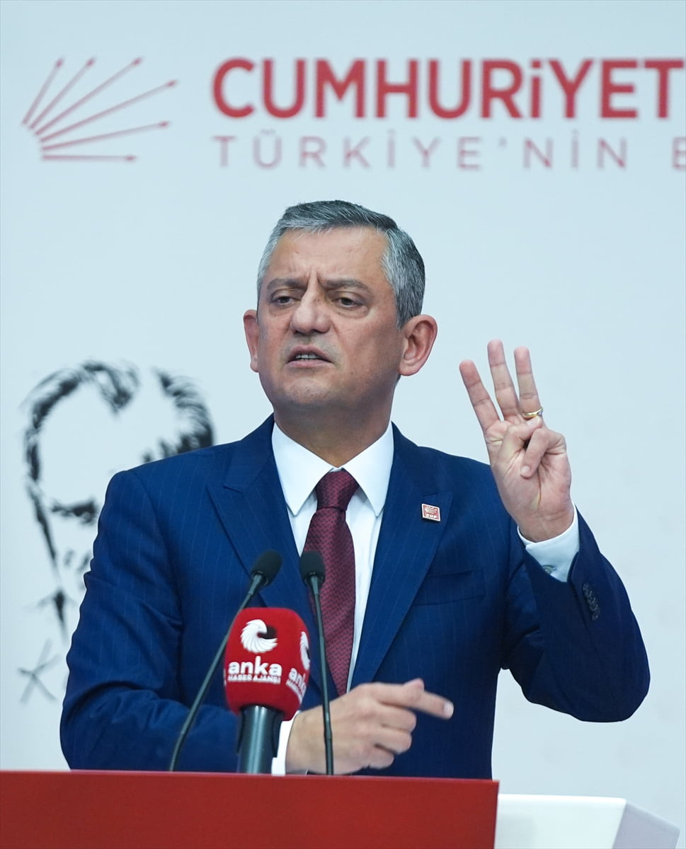 CHP Genel Başkanı Özgür Özel, parti genel merkezinde basın toplantısı düzenledi.